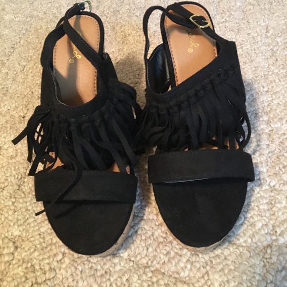 Qupid Shoes - Blk fringe wedge sandals NWOT